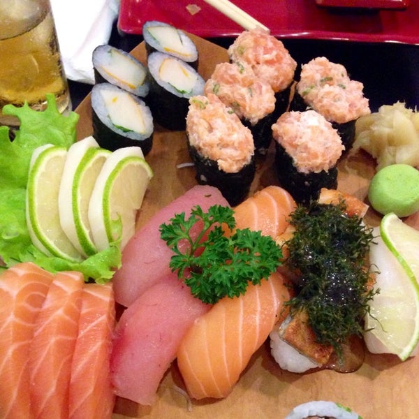 Foto tomada en Minato Mirai Sushi &amp; Temaki  por Paola K. el 7/18/2014