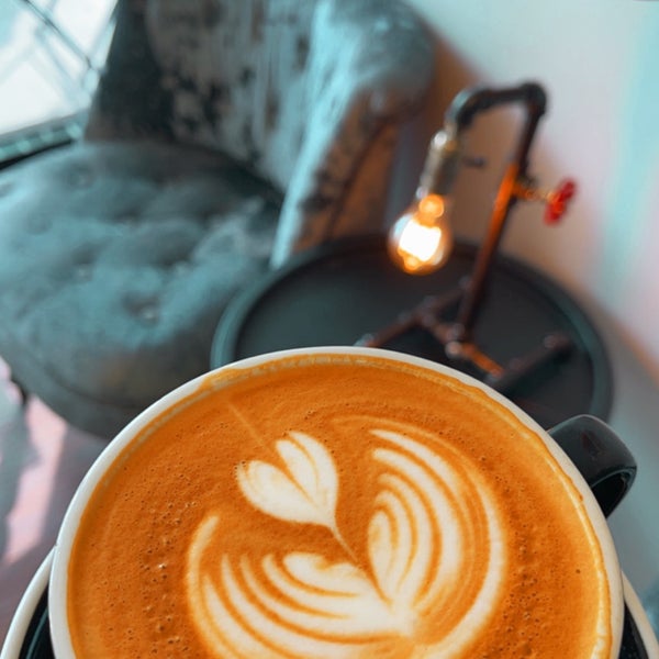 3/2/2021 tarihinde Sahar | سحرziyaretçi tarafından Vespr Craft Coffee &amp; Allures'de çekilen fotoğraf