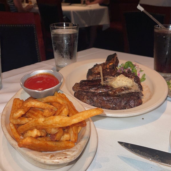 Photo taken at Charley&#39;s Steak House by Sahar | سحر on 3/31/2022