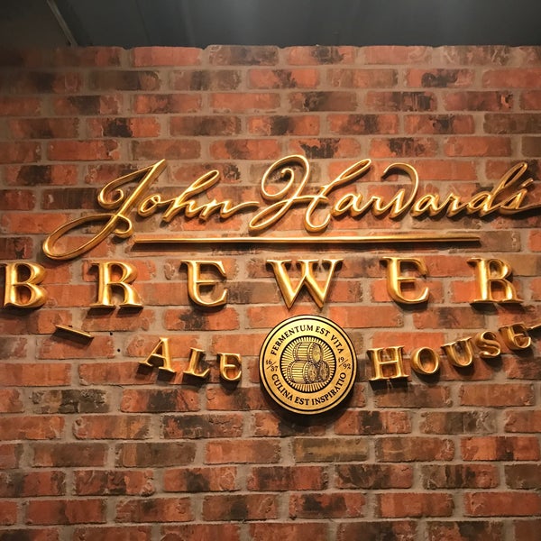 Photo taken at John Harvard&#39;s Brewery &amp; Ale House by Juanca E. on 6/29/2017