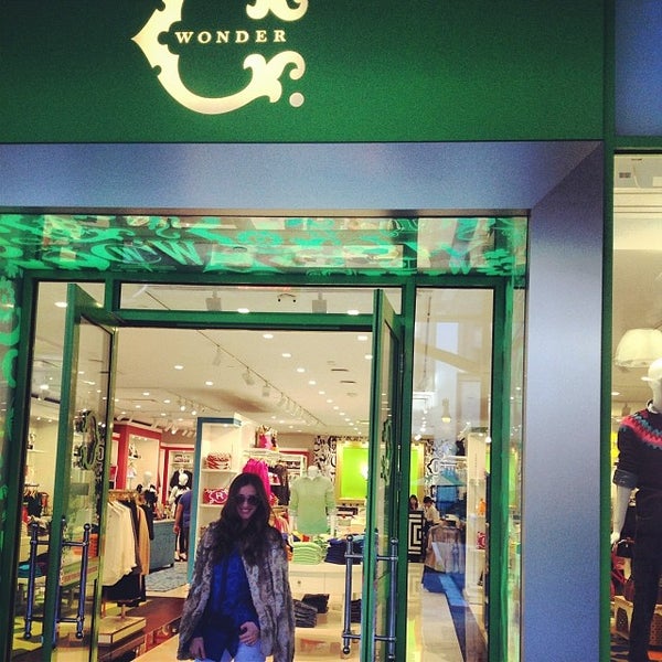 Раскладка одежды для фото. C wonder. Wonder store. Косметичка мак вандер вумен. Лайм магазин одежды.