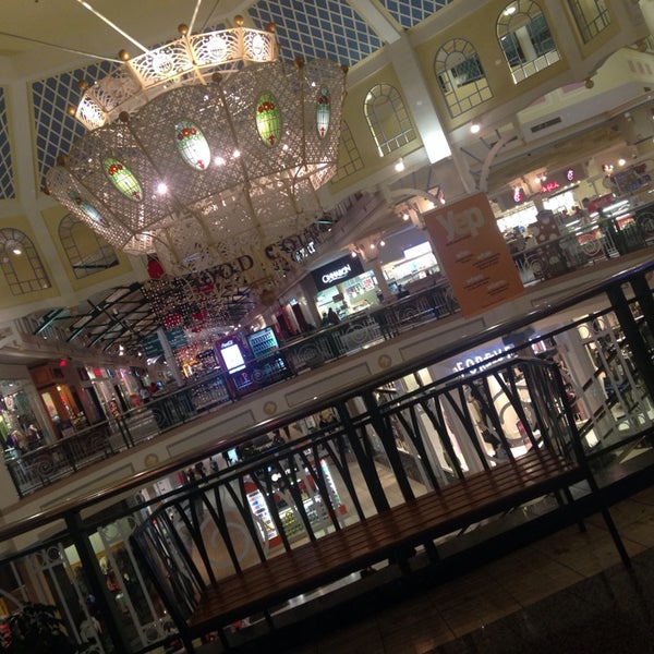 11/15/2013 tarihinde Jenn♒️❤️ M.ziyaretçi tarafından Arbor Place Mall'de çekilen fotoğraf