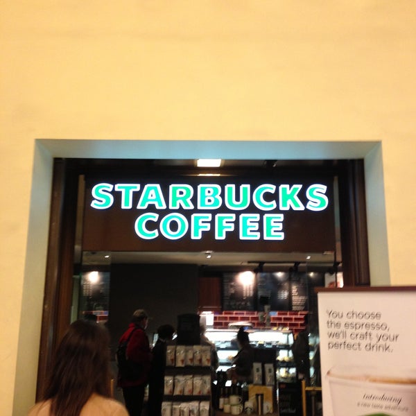 Foto diambil di Starbucks oleh Raf K. pada 5/9/2013