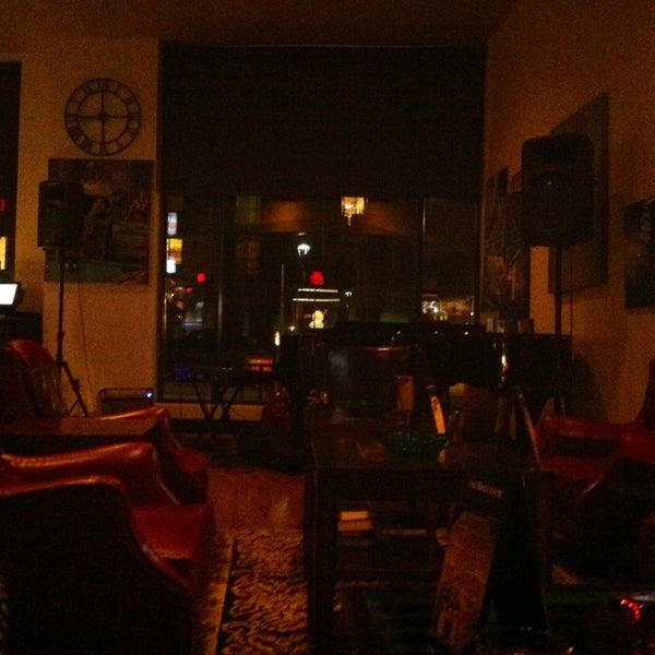 1/10/2014 tarihinde Linda D.ziyaretçi tarafından Mona Lounge &amp; Cigar Bar'de çekilen fotoğraf