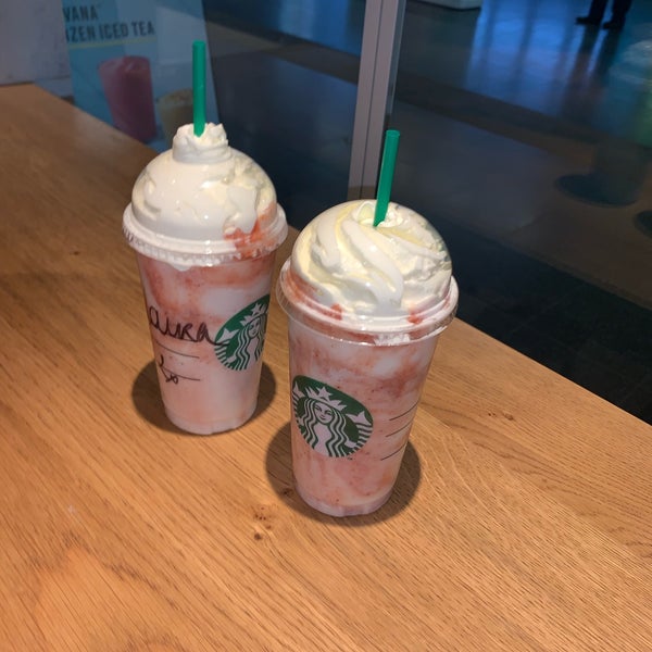 Foto scattata a Starbucks da Laura C. il 6/27/2019