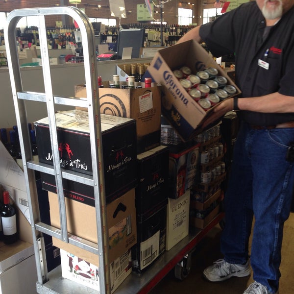 6/18/2015에 Kit 阿.님이 Argonaut Wine &amp; Liquor에서 찍은 사진