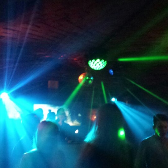 รูปภาพถ่ายที่ Showroom Bar &amp; Club โดย Vicky L. เมื่อ 3/19/2014