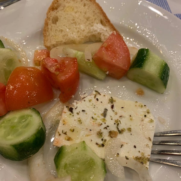 Очень посредственный греческий салат. Дополнительно оливок не дают. Обстановка милая, но не супер круто.