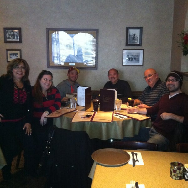 รูปภาพถ่ายที่ Giorgio&#39;s Family Restaurant โดย Robert E. เมื่อ 12/27/2012