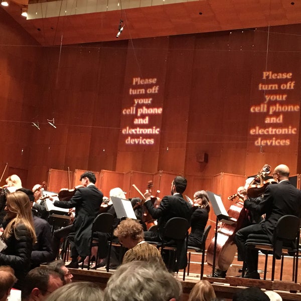 รูปภาพถ่ายที่ New York Philharmonic โดย Terri C. เมื่อ 12/7/2017