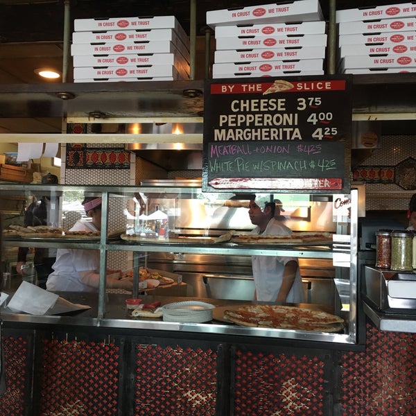 Foto scattata a Home Slice Pizza da Terri C. il 2/16/2019