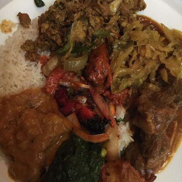 Das Foto wurde bei 2 Darbar Grill Fine Indian Cuisine von Terri C. am 10/17/2016 aufgenommen