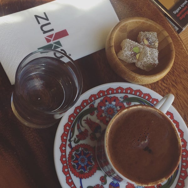 Foto diambil di Zukka Kitap &amp; Kafe oleh Gökçe K. pada 3/20/2018
