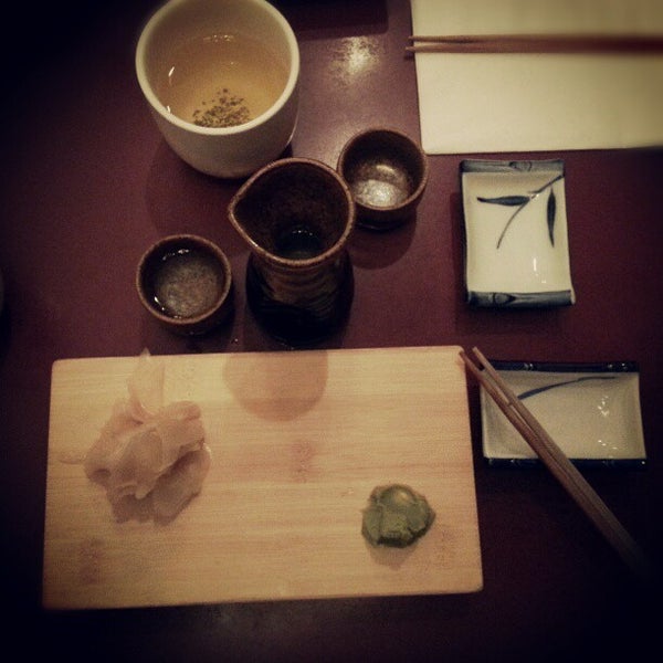 12/7/2012 tarihinde Lisa W.ziyaretçi tarafından Sushi Zone'de çekilen fotoğraf