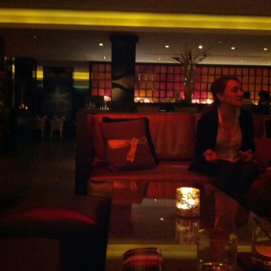 Photo prise au ME Restaurant &amp; Lounge par Joren D. le12/23/2012