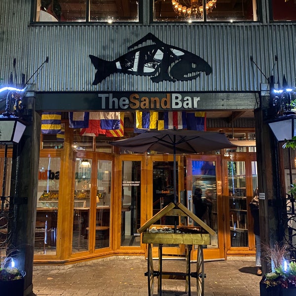 Photo prise au The Sandbar Seafood Restaurant par Khaled M. le10/17/2021