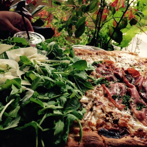 9/8/2015 tarihinde Loringziyaretçi tarafından Cornerstone - Artisanal Pizza &amp; Craft Beer'de çekilen fotoğraf