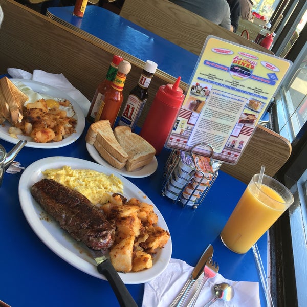 Photo taken at Bob &amp; Edith&#39;s Diner by Mohammed A. on 10/30/2015
