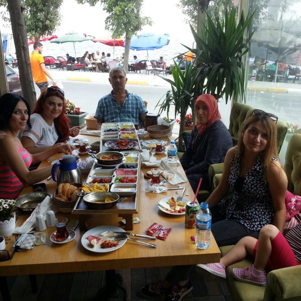 Foto scattata a Kuruçeşme Cafe &amp; Restaurant da Derya Deniz il 8/9/2015