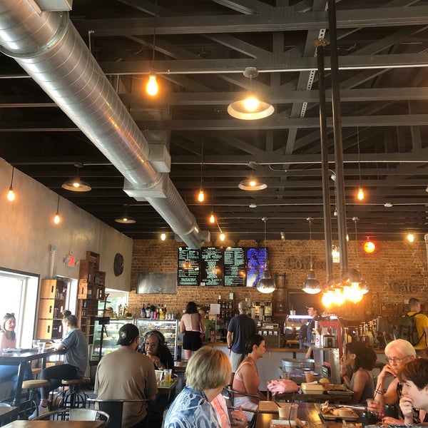 Foto diambil di The Urban Bean Coffeehouse Cafe oleh Kim M. pada 7/31/2021