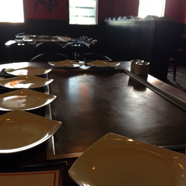 Photo taken at Sumo Japanese Steakhouse by Javier L. on 4/12/2014