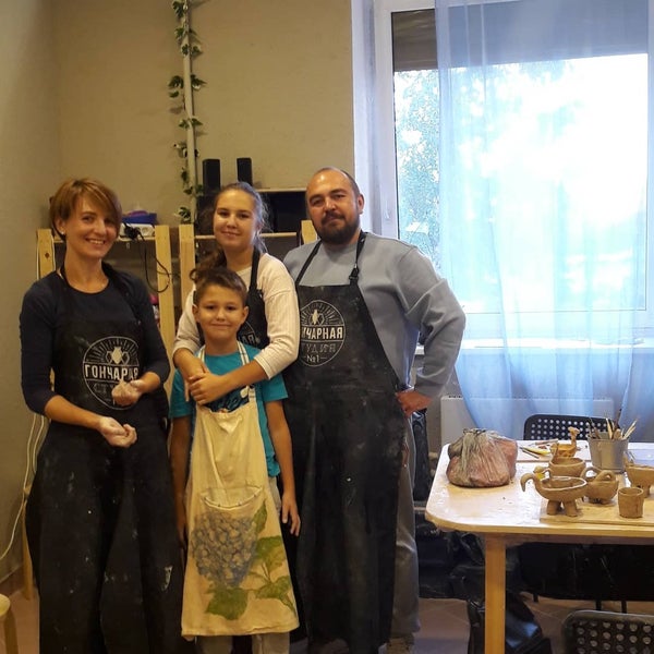 Гончарный фартук. Гончарная студия гранат зеленоград. Гончарная студия екатеринбург. Эмма мальцева гончарная мастерская. Гончарная студия 1.