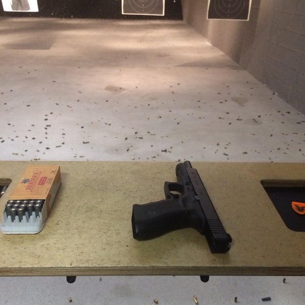 Foto scattata a Stone Hart&#39;s Gun Club &amp; Indoor Range da Alecia R. il 10/30/2013