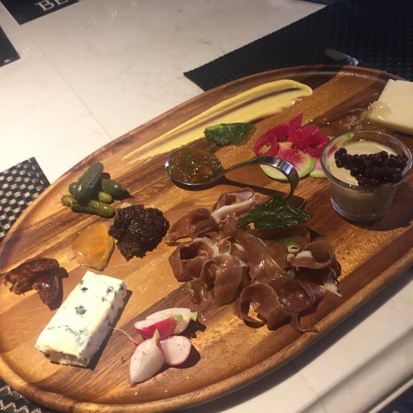 8/5/2015에 Alecia R.님이 Les Zygomates Wine Bar Bistro에서 찍은 사진