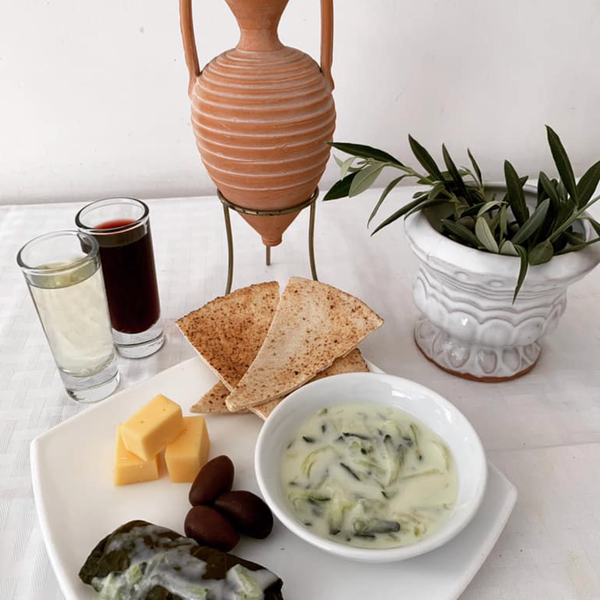 ¡Ven a probar la auténtica comida del Egeo. Una verdadera experiencia griega. ¡YA ABRIMOS! 🧿
