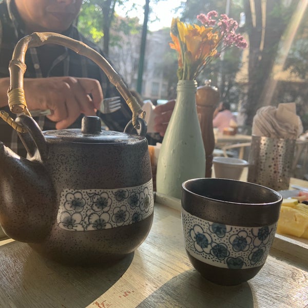 Foto diambil di Café Toscano oleh Carolina O. pada 5/21/2019