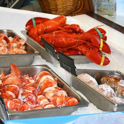 Das Foto wurde bei Cape Tip Seafood &amp; Lobster Market von Mike P. am 3/29/2016 aufgenommen
