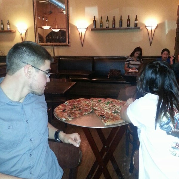 Das Foto wurde bei Russo&#39;s New York Pizzeria von Mauricio P. am 5/31/2013 aufgenommen