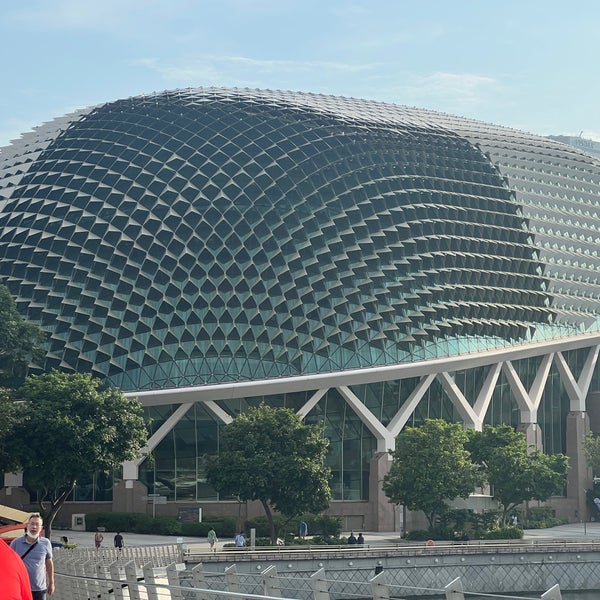 Photo taken at Esplanade - Theatres On The Bay by Michael R. on 8/31/2022