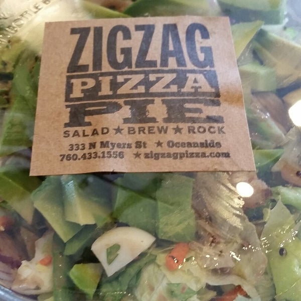 Снимок сделан в ZIGZAG Pizza пользователем Michelle D. 11/1/2014