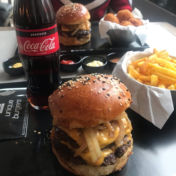 Foto tirada no(a) Unique Burgers por Derya Y. em 12/30/2019
