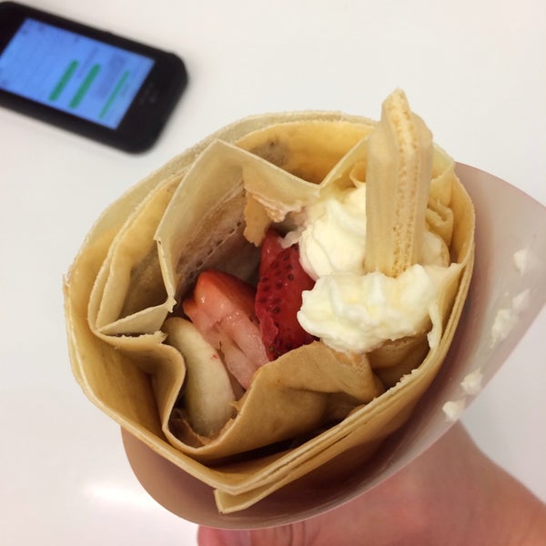 Photo taken at Angels &amp; Hearts: Harajuku Crêperie by Danny M. on 1/12/2014