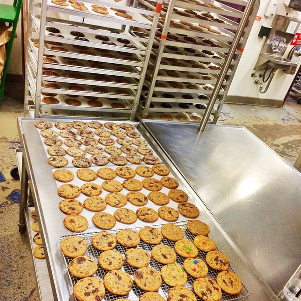 รูปภาพถ่ายที่ Hot Bread Kitchen โดย Gotham Cookies เมื่อ 12/18/2014