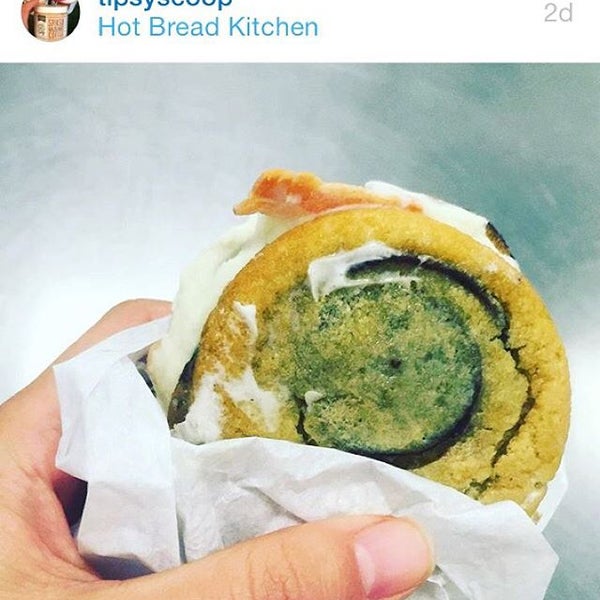 10/18/2015 tarihinde Gotham Cookiesziyaretçi tarafından Hot Bread Kitchen'de çekilen fotoğraf