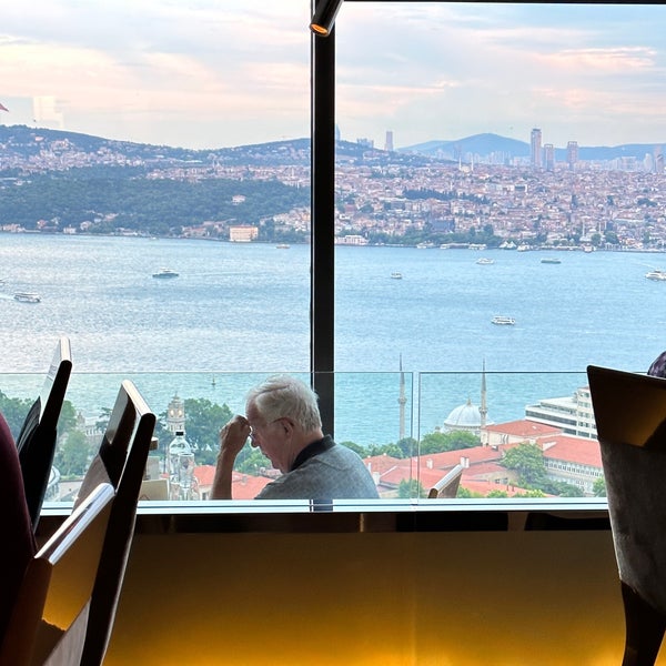 Foto scattata a City Lights Restaurant &amp; Bar InterContinental Istanbul da Ziad .. il 6/20/2023