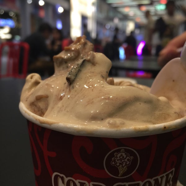 Photo taken at Cold Stone Creamery by Nix C. on 3/23/2018