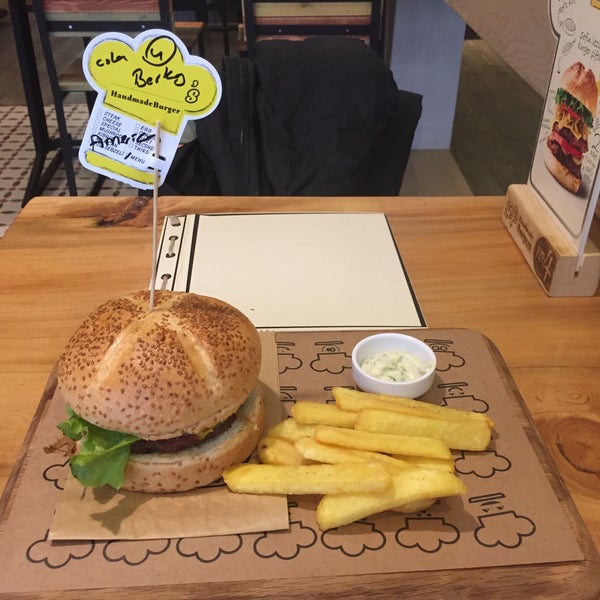 Foto tirada no(a) Şef&#39;s Burger por Berkay A. em 2/19/2015