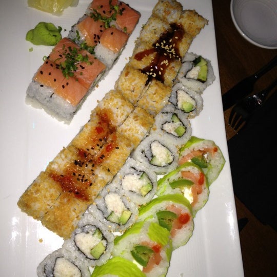 Das Foto wurde bei Baby Blue Sushi Sake Grill von Jasmine✌ am 9/23/2012 aufgenommen