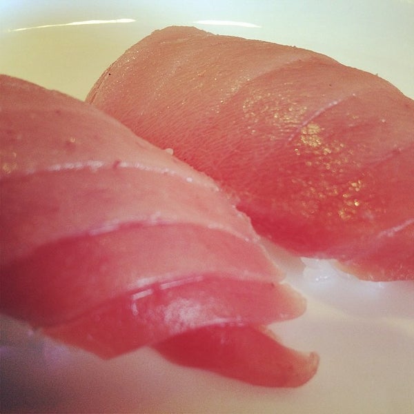 Foto tirada no(a) Sushi Tora por Jason S. em 5/2/2014