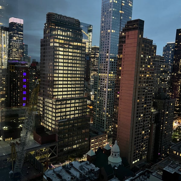 รูปภาพถ่ายที่ InterContinental New York Times Square โดย Beni G. เมื่อ 10/3/2022