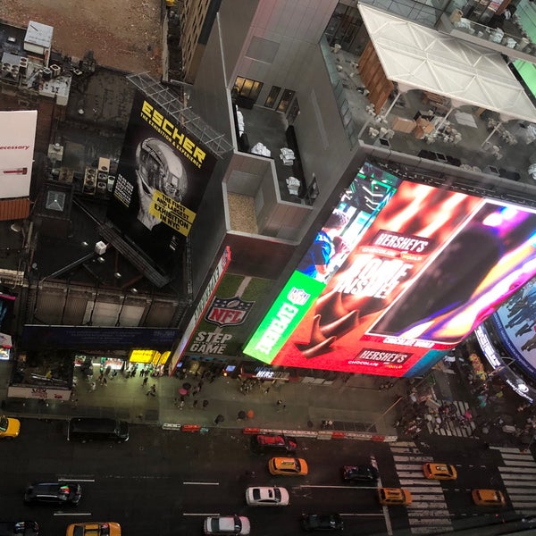 รูปภาพถ่ายที่ Renaissance New York Times Square Hotel โดย Beni G. เมื่อ 8/14/2018