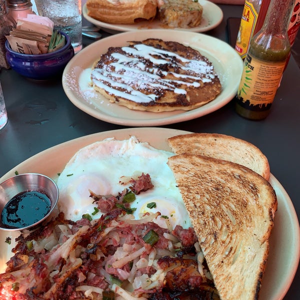 Photo taken at Snooze, an A.M. Eatery by Elizabeth M. on 8/25/2019