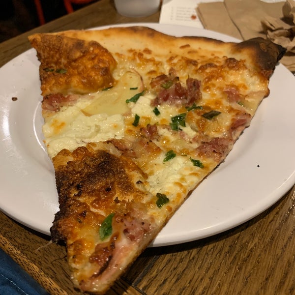 9/28/2019 tarihinde Elizabeth M.ziyaretçi tarafından Regents Pizzeria'de çekilen fotoğraf