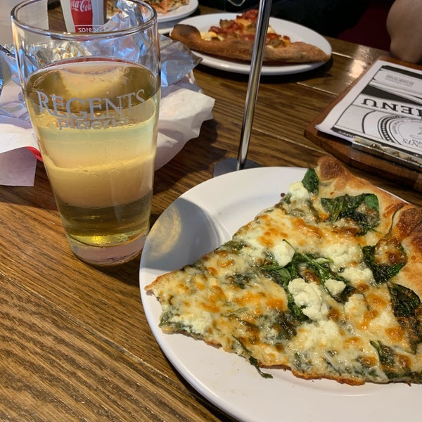 Das Foto wurde bei Regents Pizzeria von Elizabeth M. am 6/29/2019 aufgenommen
