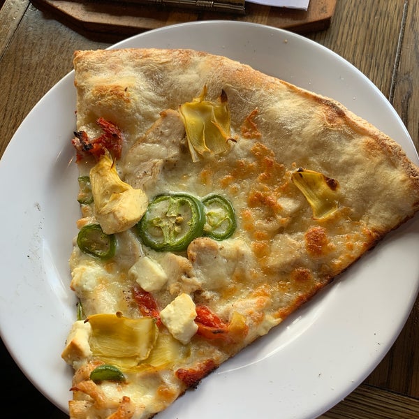 9/1/2019 tarihinde Elizabeth M.ziyaretçi tarafından Regents Pizzeria'de çekilen fotoğraf