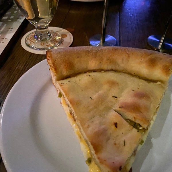 11/2/2019 tarihinde Elizabeth M.ziyaretçi tarafından Regents Pizzeria'de çekilen fotoğraf